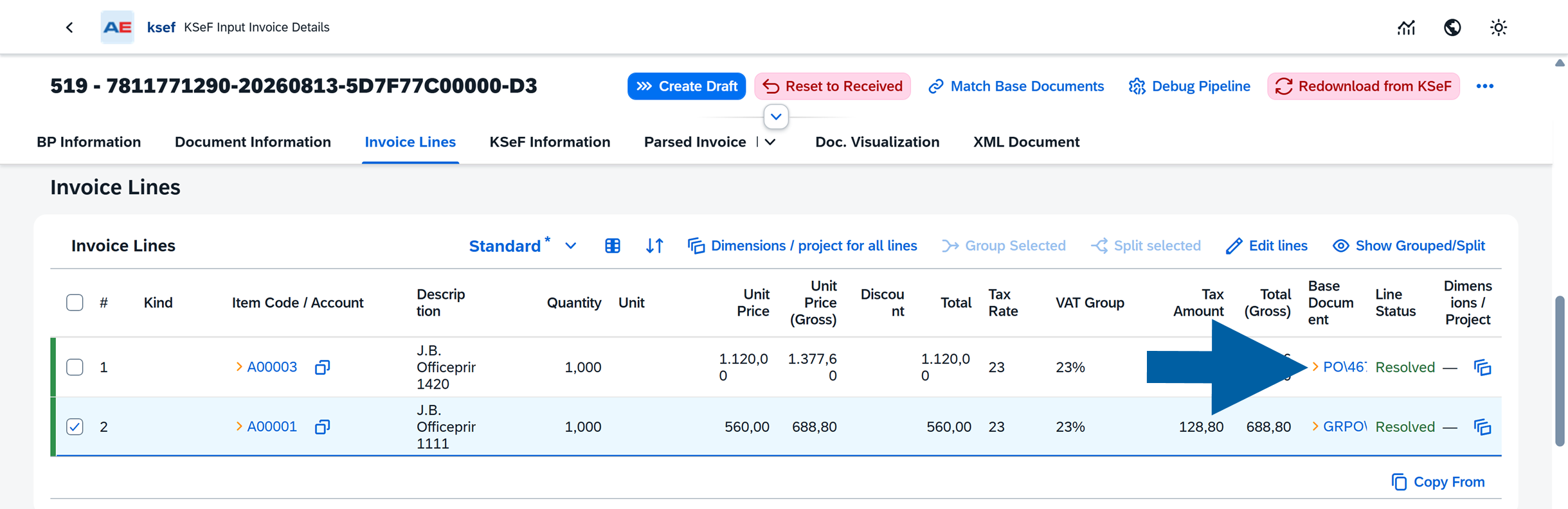 KSeF Input Invoice Details screen on the Invoice Lines tab, showing two invoice lines with item codes, quantities, prices, tax amounts, and resolved base documents; a large blue arrow highlights the Base Document column in the invoice table